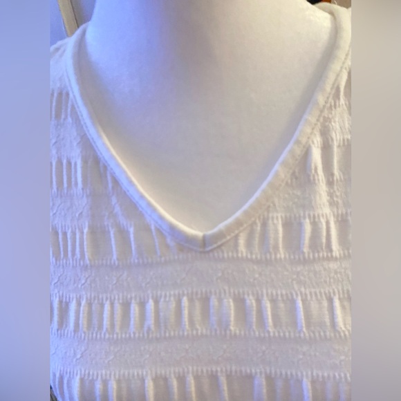 Liz Claiborne White Textured Short Sleeve V Neck Top🌼 - Picture 5 of 9